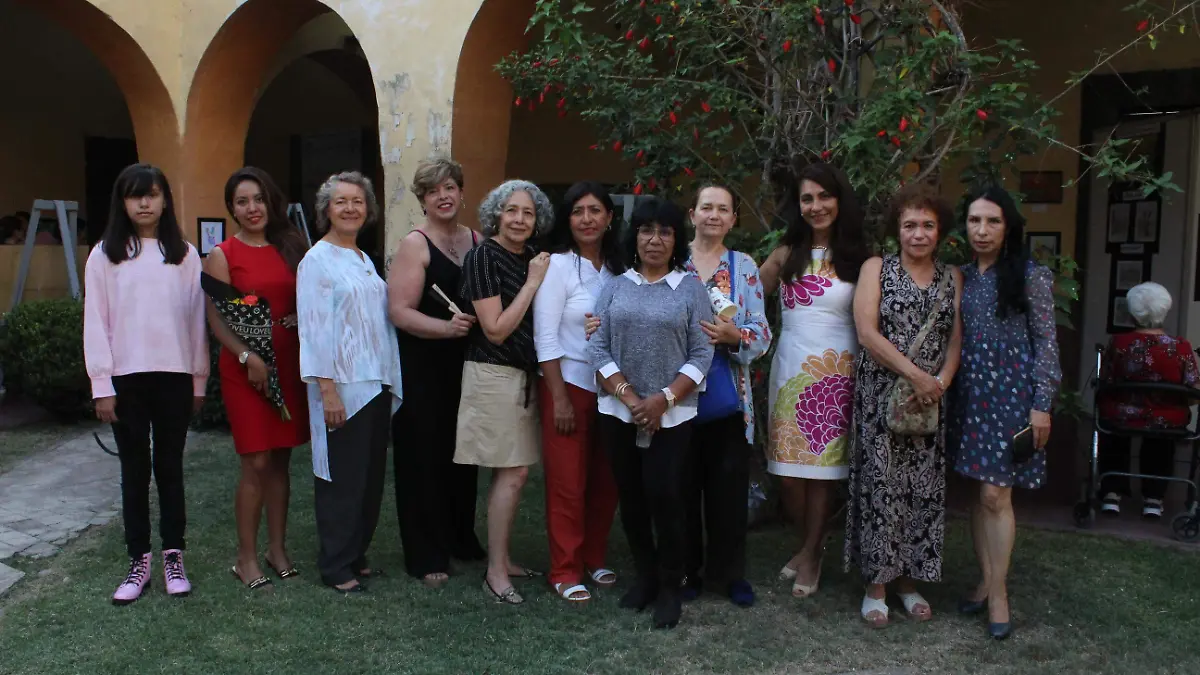 FOTO PRINCIPAL SJR Laura Fuentes con sus alumnas